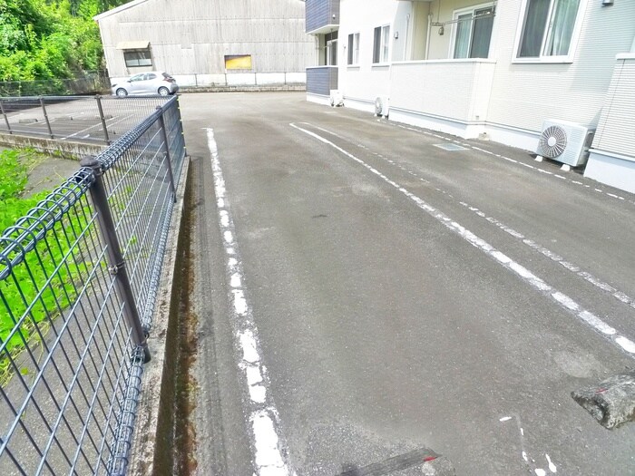 物件外観写真4　(駐車場)