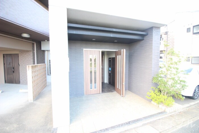 物件外観写真6　(エントランス部分)