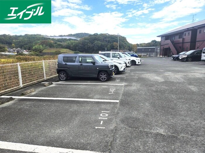 物件外観写真3　(駐車場)