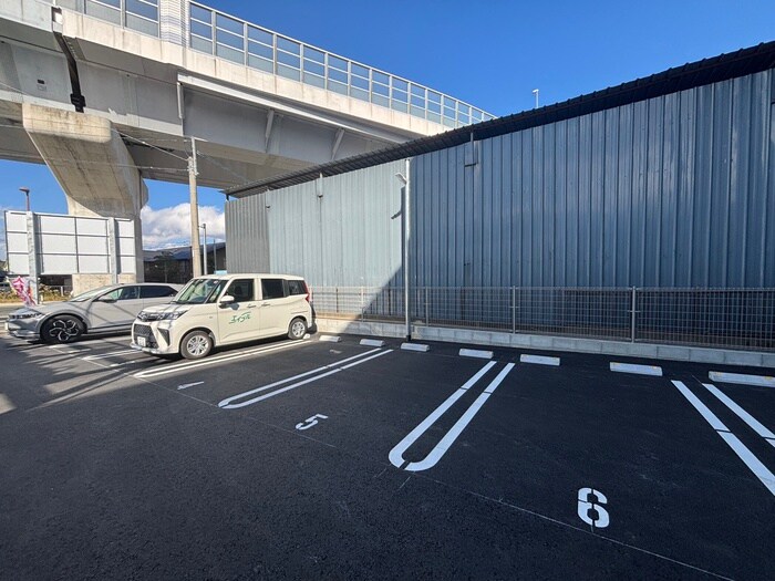 物件外観写真3　(駐車場)