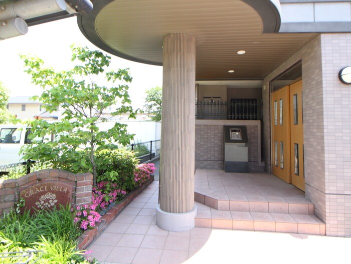 物件外観写真2　(エントランス部分)