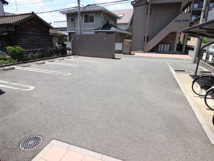 物件外観写真5　(駐車場)