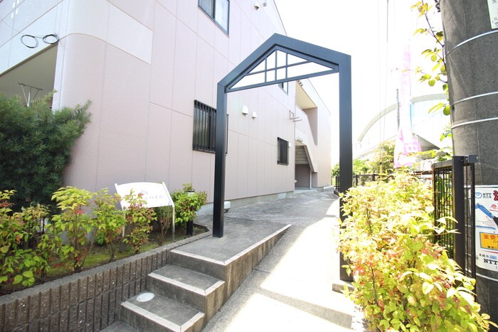 物件外観写真3　(エントランス部分)