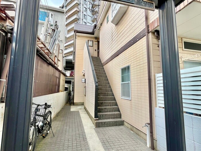 物件外観写真3　(エントランス部分)