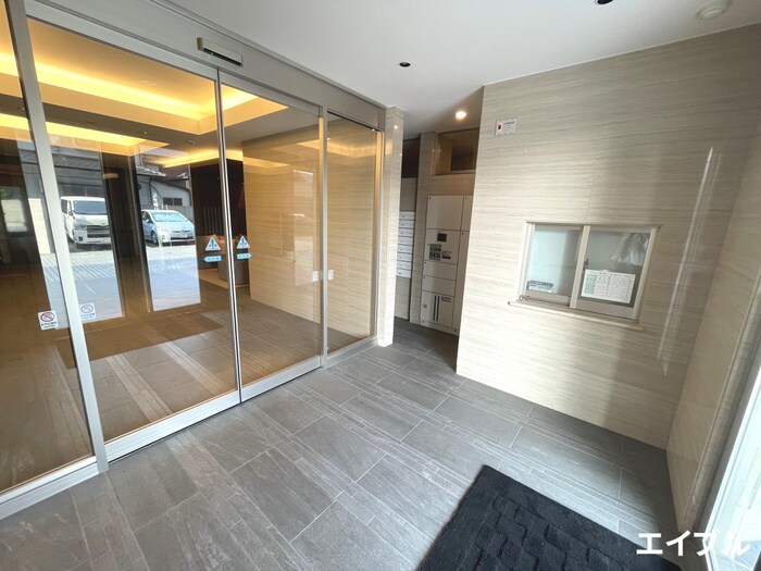 物件外観写真2　(エントランス部分)