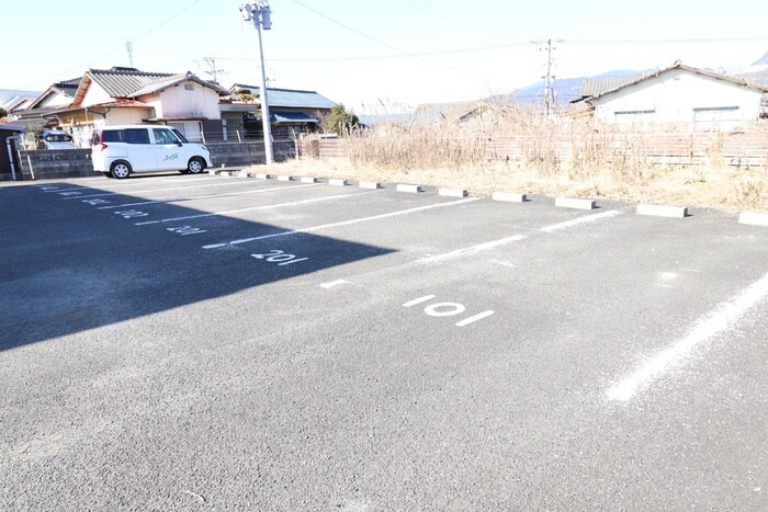 物件外観写真4　(駐車場)