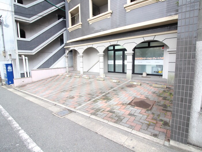 物件外観写真4　(駐車場)