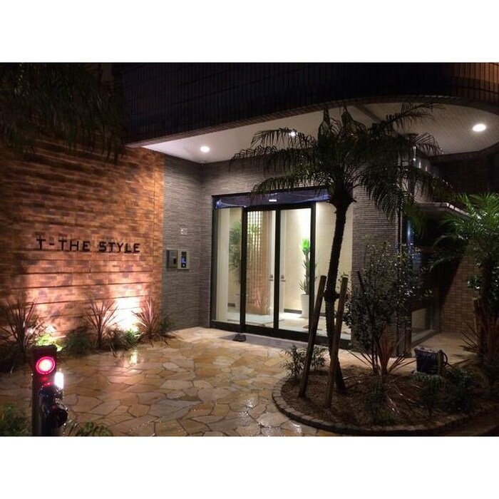 物件外観写真2　(エントランス部分)