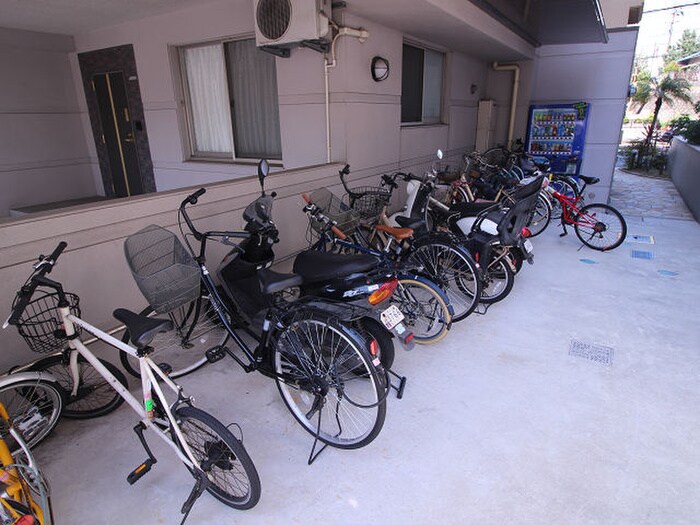 物件外観写真4　(駐輪場)