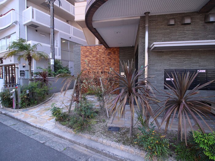 物件外観写真6　(エントランス部分)