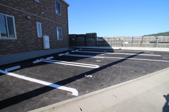 物件外観写真2　(駐車場)