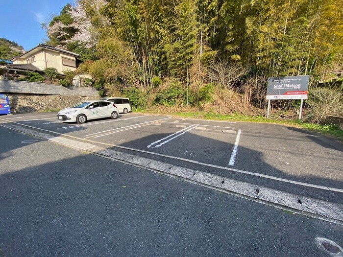 物件外観写真4　(駐車場)