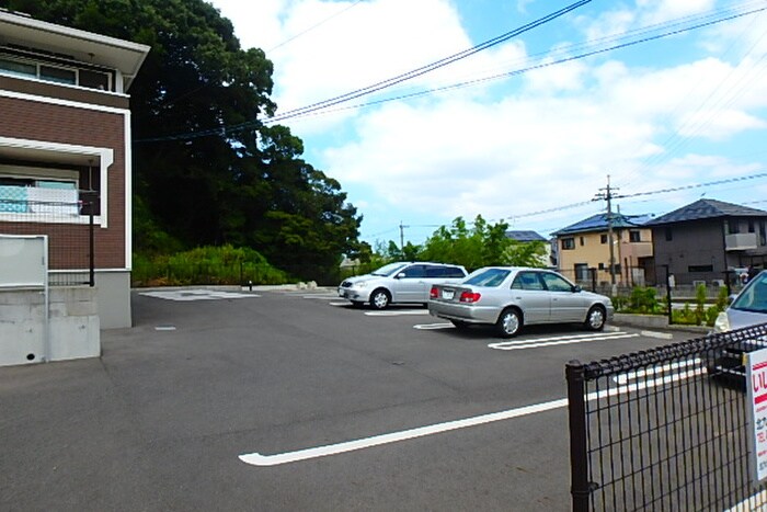 物件外観写真2　(駐車場)