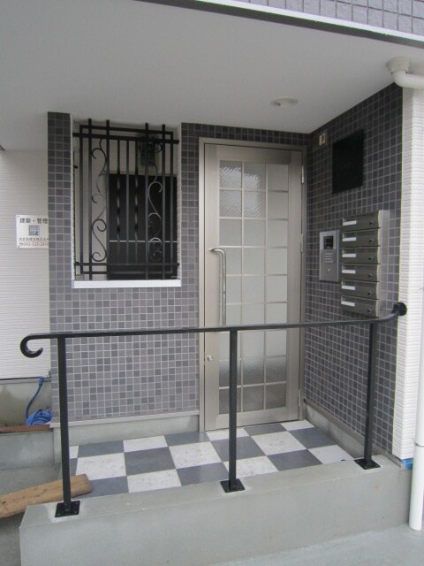物件外観写真2　(エントランス部分)