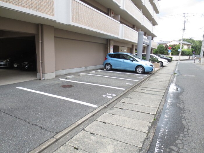 物件外観写真6　(駐車場)