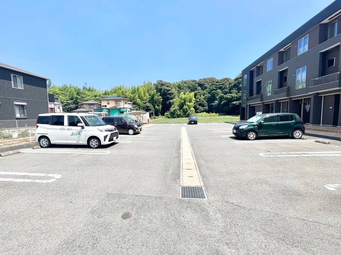 物件外観写真2　(駐車場)