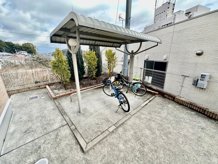 物件外観写真3　(駐輪場)