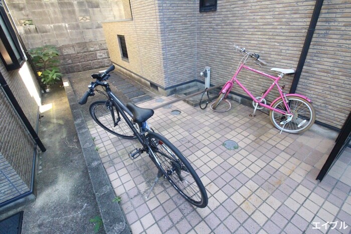 物件外観写真5　(駐輪場)