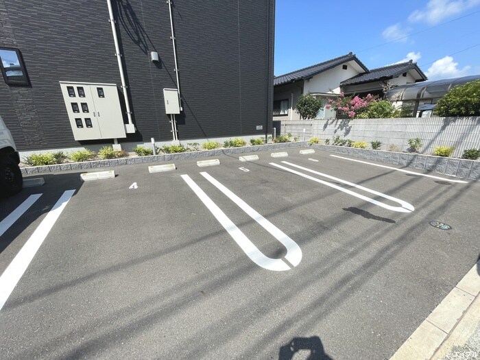物件外観写真3　(駐車場)