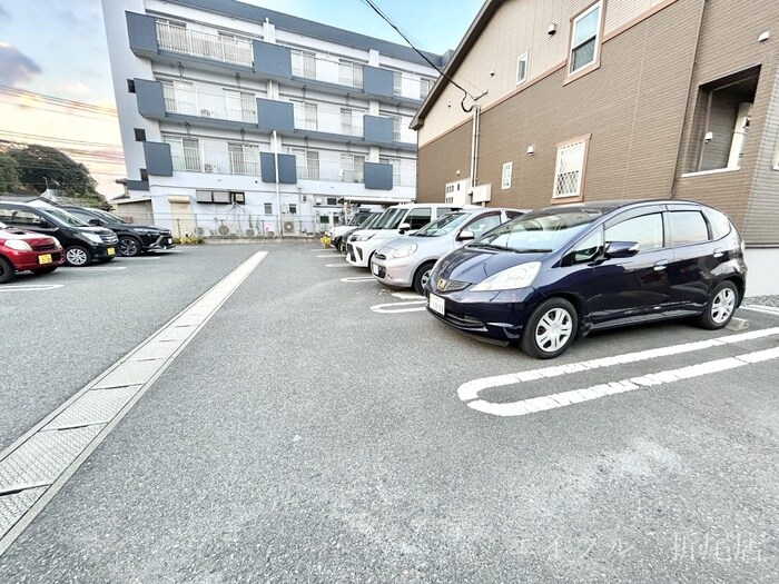 物件外観写真2　(駐車場)