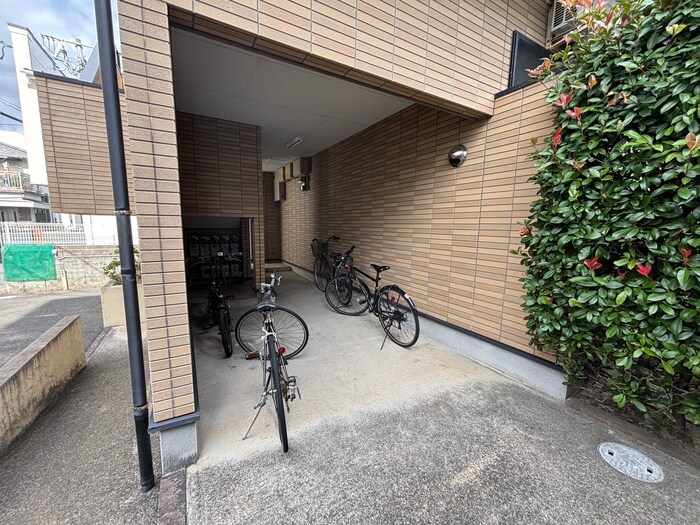 物件外観写真4　(駐輪場)