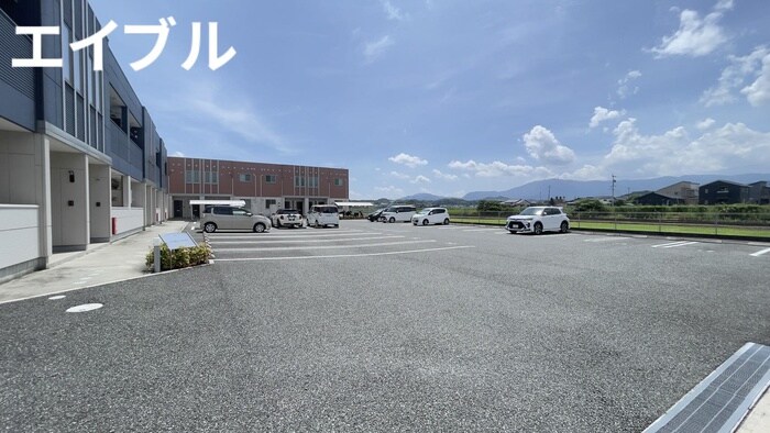 物件外観写真2　(駐車場)