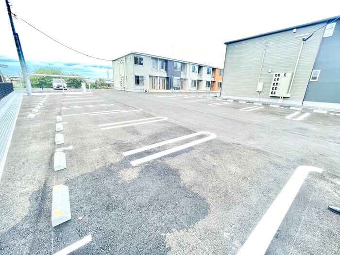 物件外観写真2　(駐車場)