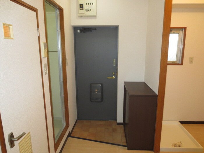 物件内観写真13　(玄関)