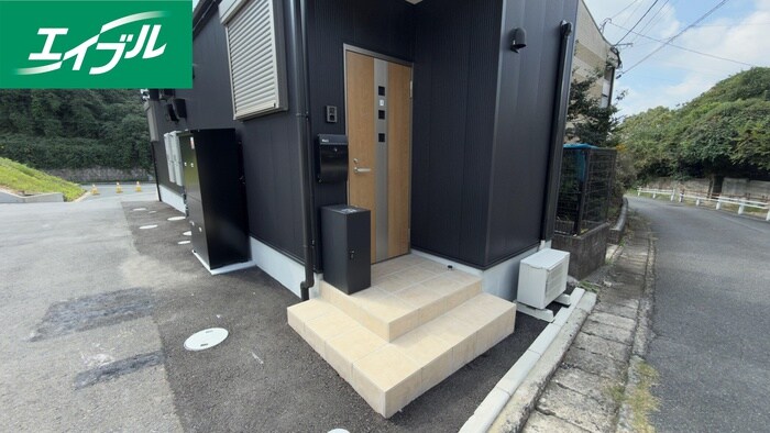 物件外観写真3　(エントランス部分)