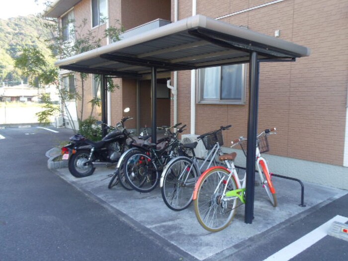 物件外観写真2　(駐輪場)