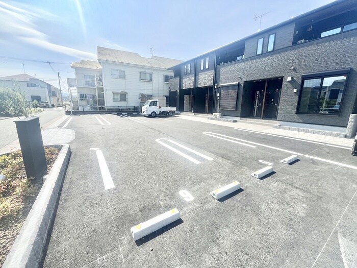 物件外観写真2　(駐車場)