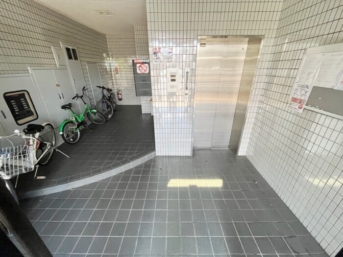 物件外観写真3　(エントランス部分)