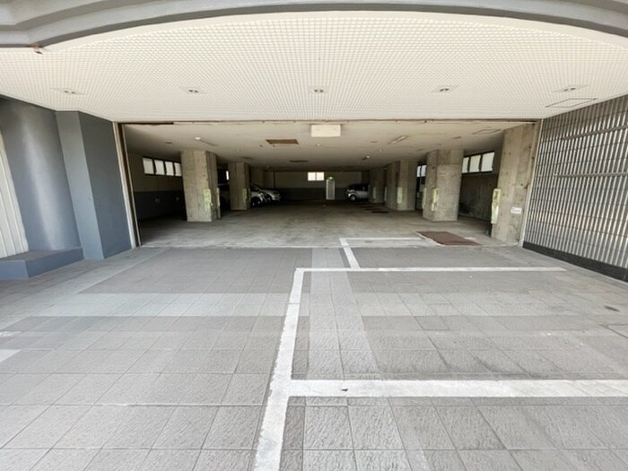 物件外観写真4　(駐車場)