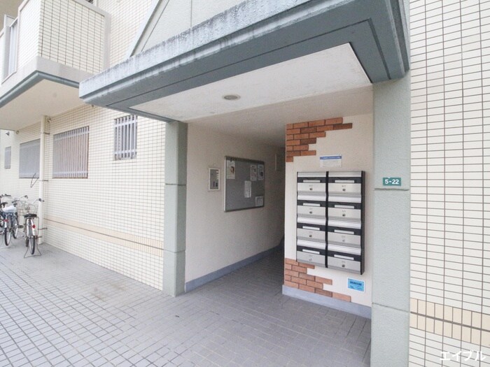物件外観写真3　(エントランス部分)