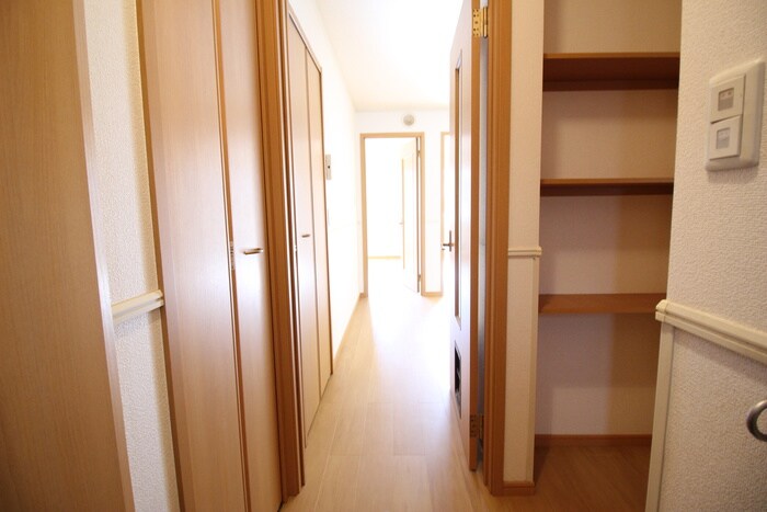 物件内観写真12　(廊下)