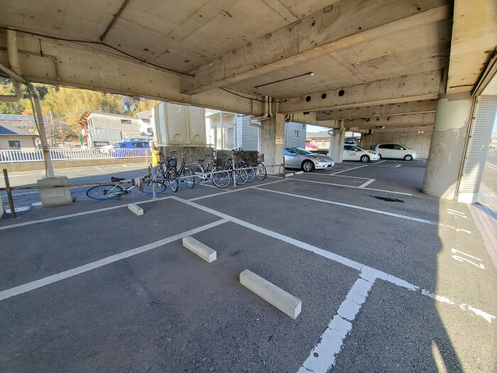 物件外観写真3　(駐車場)