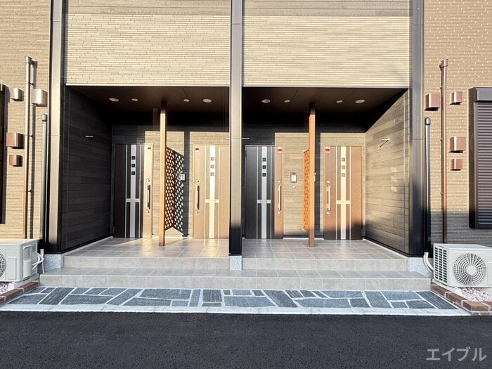 物件外観写真2　(エントランス部分)