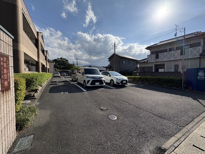 物件外観写真3　(駐車場)
