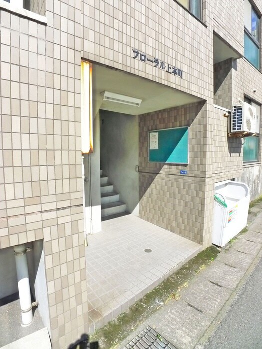 物件外観写真2　(エントランス部分)