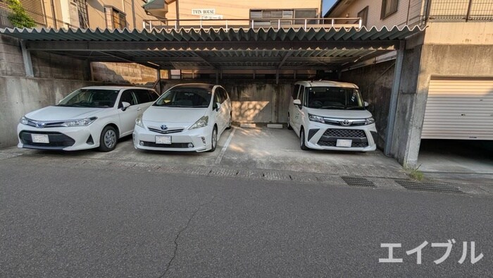 物件外観写真2　(駐車場)