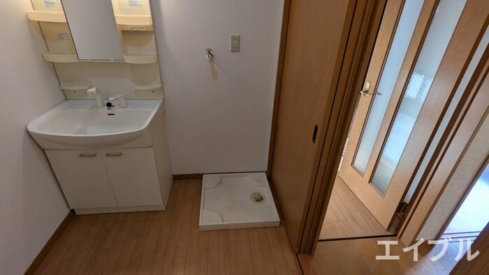 物件内観写真16　(洗濯機置場)