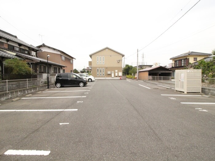 物件外観写真2　(駐車場)