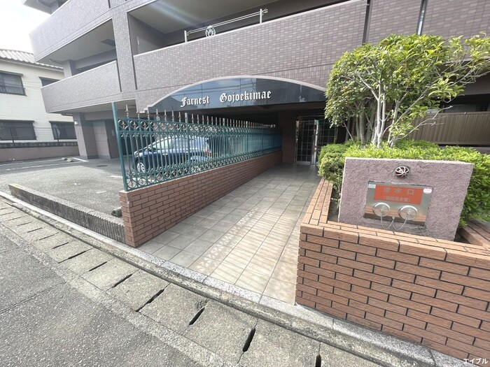 物件外観写真2　(エントランス部分)