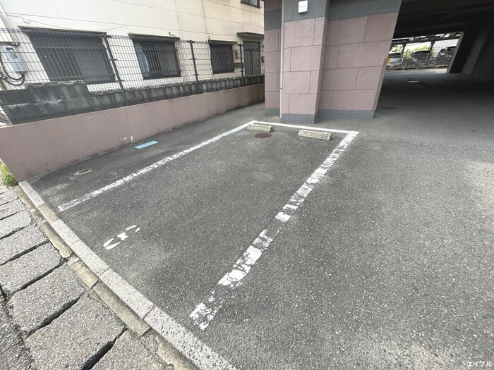 物件外観写真3　(駐車場)