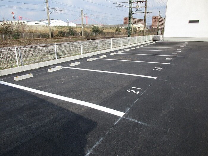 物件外観写真5　(駐車場)