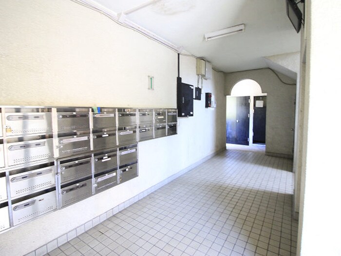 物件外観写真3　(エントランス部分)