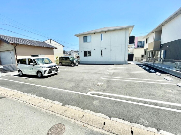 物件外観写真2　(駐車場)