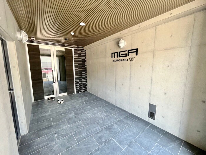 物件外観写真2　(エントランス部分)