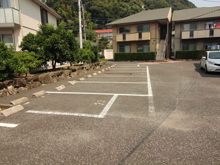 物件外観写真5　(駐車場)