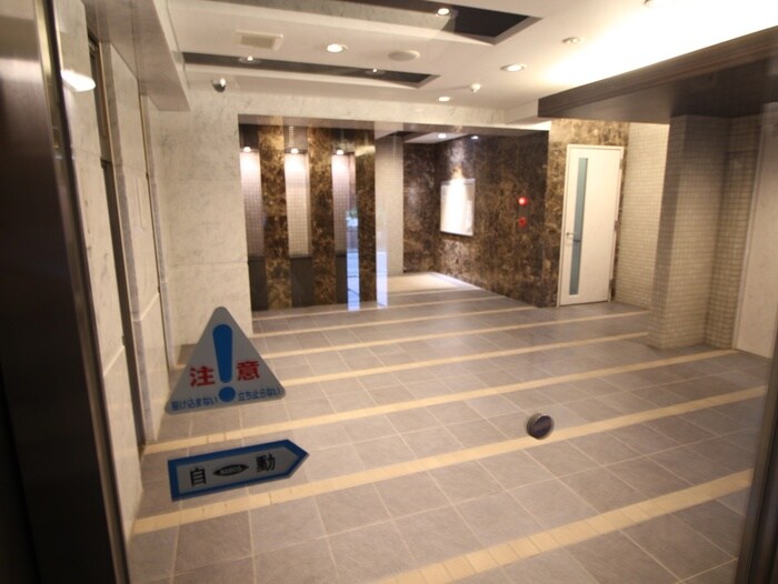 物件外観写真2　(エントランス部分)